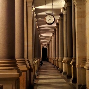 Karlovy vary-Mlýnská kolonáda v podvečer.