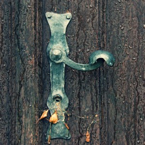 Z kostelních dveří.