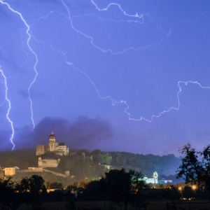 Trenčiansky hrad počas letnej búrkovej noci