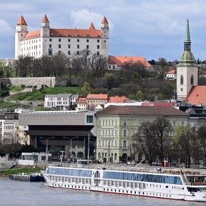 Hlavné mesto Slovenska s jeho tromi dominantami ...