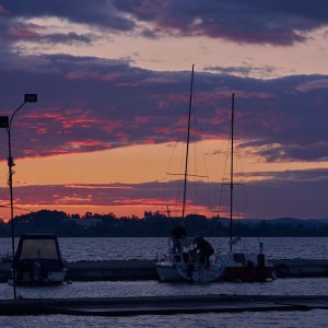 закат на городском пруду