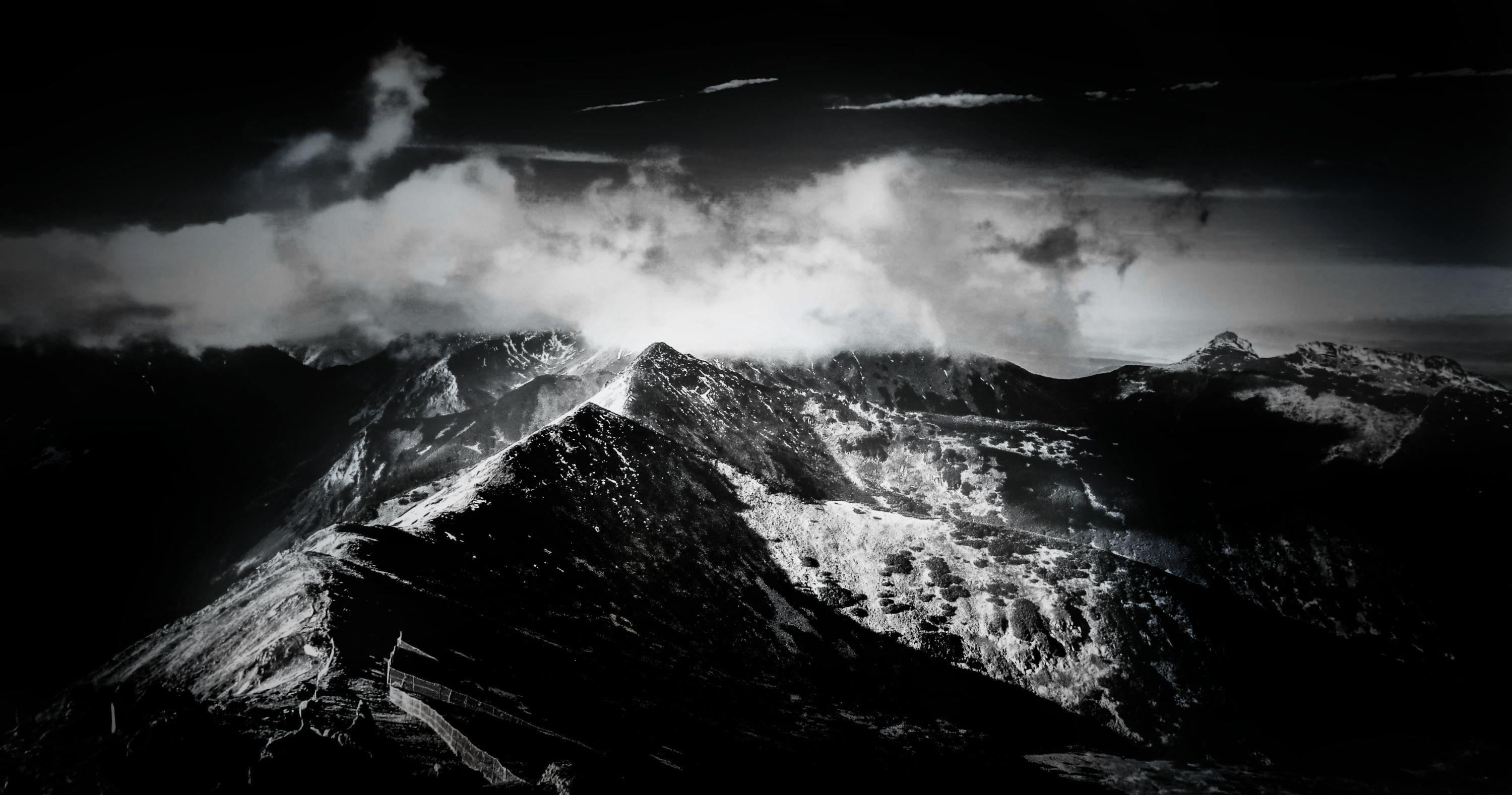 Tatry Wysokie w czerni.