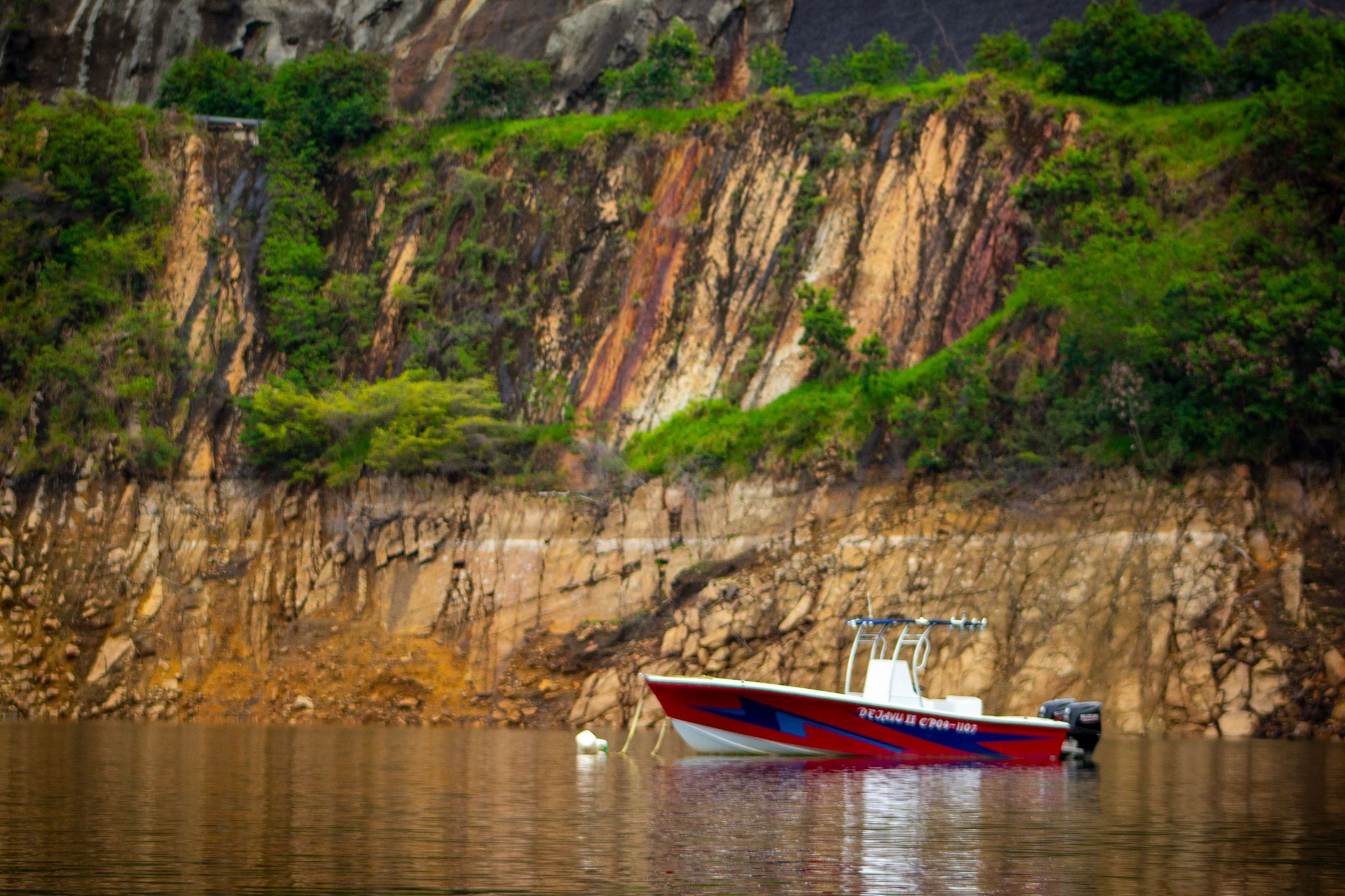 LANCHA EN LA REPRESA DE HIDROSOGAMOSO