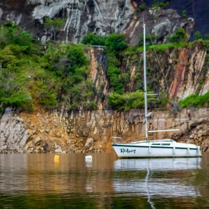 VELERO EN LA REPRESA