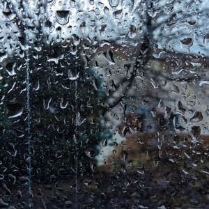 Капли дождя на стекле