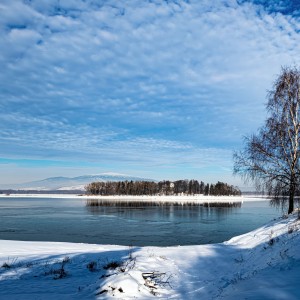 Oravská priehrada, Slanický ostrov umenia v pozadí Babia hora.