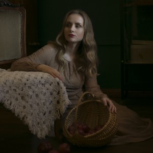 Девушка с яблоками