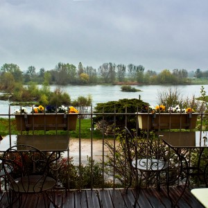 Terraza al lado del rio