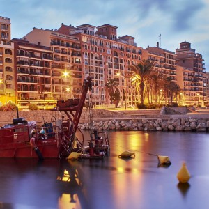 Bote aparcado en el canal de Port Sa Playa