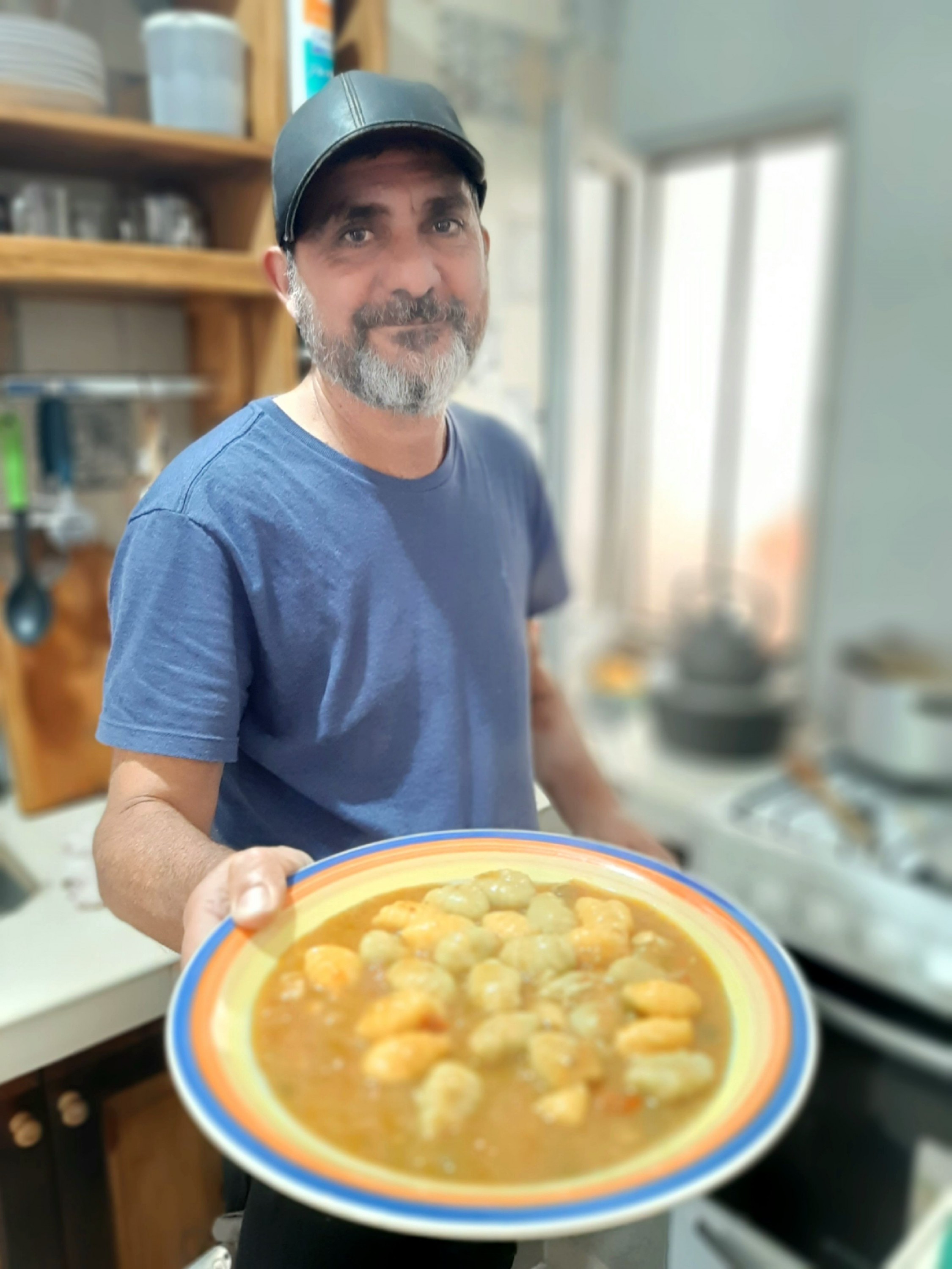 A la mesa y a la misa, un sola vez se avisa.