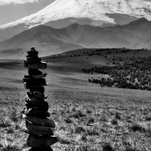 Столбик с видом на Эльбрус.