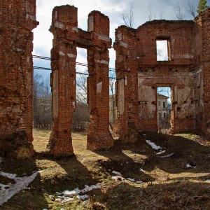 На графских развалинах.