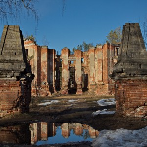 На графских развалинах.