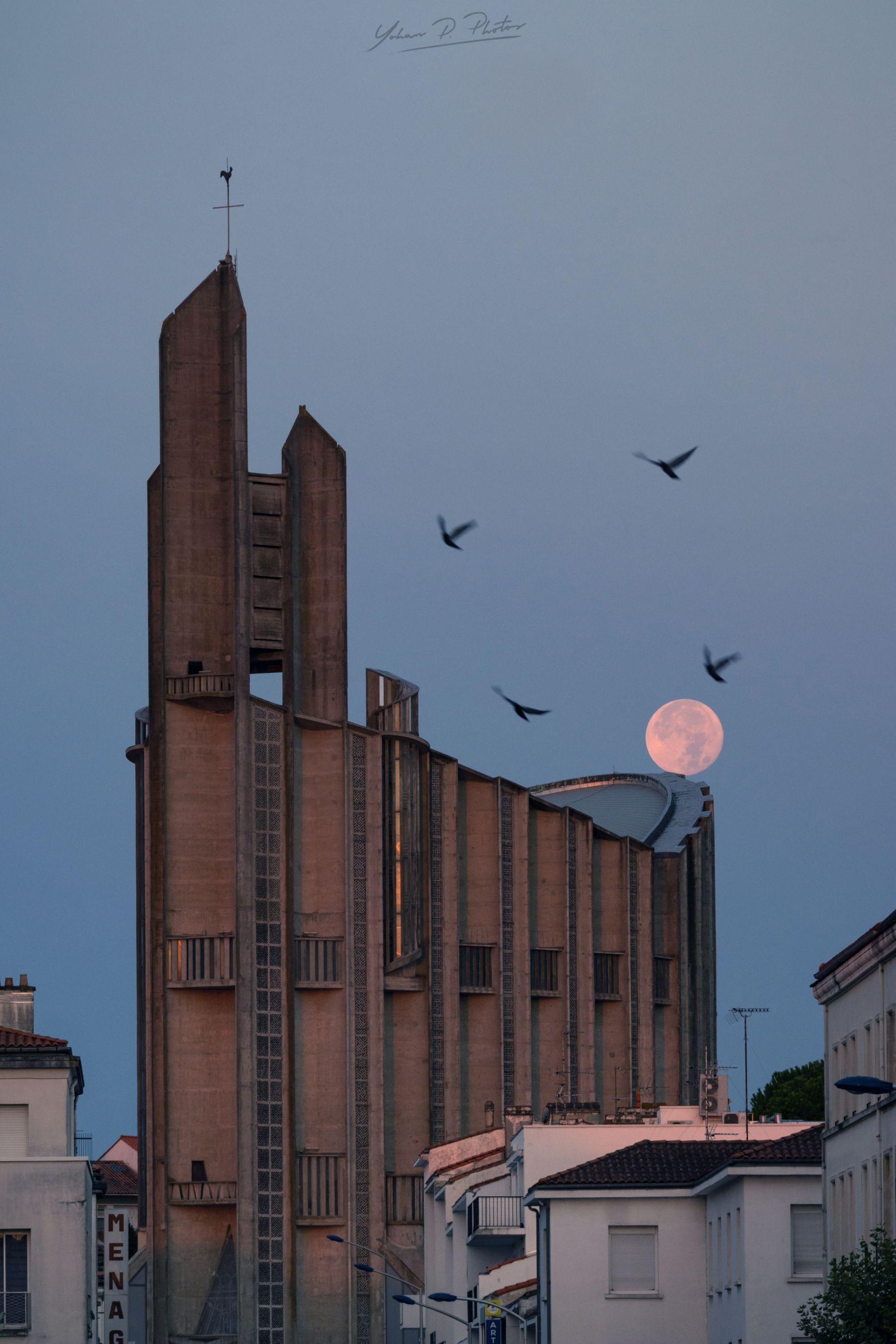 Coucher de lune derrière l'église Notre Dame de Royan